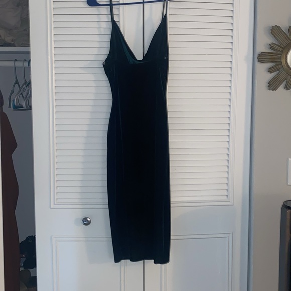 Green velvet midi dress - Picture 2 of 5